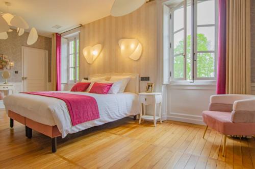 1 dormitorio con 1 cama con 2 corazones en la pared en Le chateau de crespy, en Crespy-le-Neuf