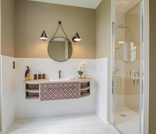 un baño con lavabo y espejo en Le chateau de crespy, en Crespy-le-Neuf