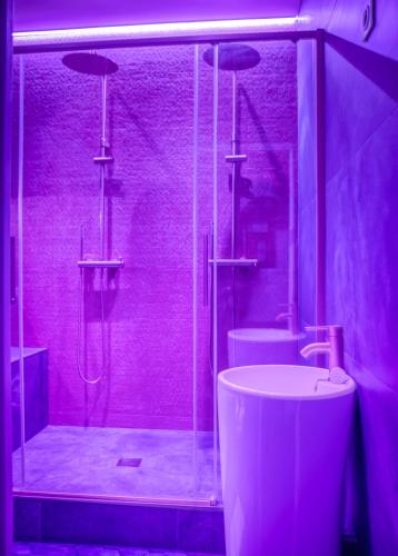 une salle de bain avec une douche avec un lavabo et une baignoire dans l'établissement Le Blue Love - Love Room - Championnet, à Grenoble