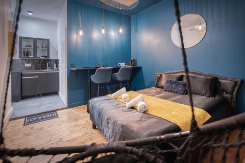 une chambre avec un lit et un mur bleu dans l'établissement Le Blue Love - Love Room - Championnet, à Grenoble