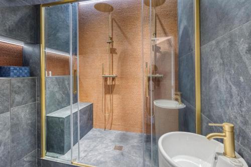 une salle de bain avec douche et lavabo dans l'établissement Le Blue Love - Love Room - Championnet, à Grenoble