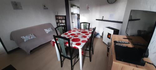 a room with a table with red roses on it at Gite Seb et Delphine in Montauban-de-Picardie