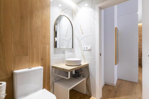 uma casa de banho com um lavatório branco e um espelho. em Anelsa Torres de Serranos 3 em Valência