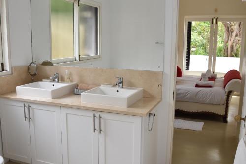 普利登堡灣的住宿－Rothersands 16，浴室设有2个水槽和镜子