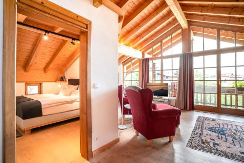 1 dormitorio con cama, escritorio y silla en Alpenhaus Oberstdorf, en Oberstdorf