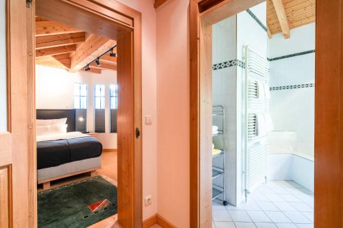um quarto com uma cama e uma porta de vidro em Alpenhaus Oberstdorf em Oberstdorf