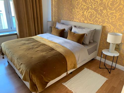 um quarto com uma cama grande e uma parede amarela em Coco’s place em Antuérpia