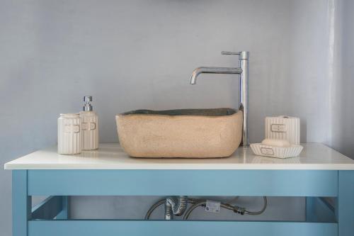 Luxurious Villa Nadoria, Ithaca Island في فاثي: وجود حوض على طاولة