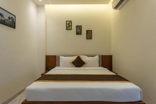 Ένα ή περισσότερα κρεβάτια σε δωμάτιο στο Parivar Residency