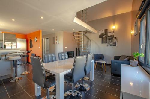 una cucina e un soggiorno con tavolo e sedie di Chez mimi a Plessis-Barbuise