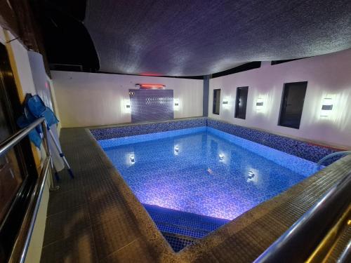 una grande piscina in una stanza con di Isla Fatima Private Resort a Guagua