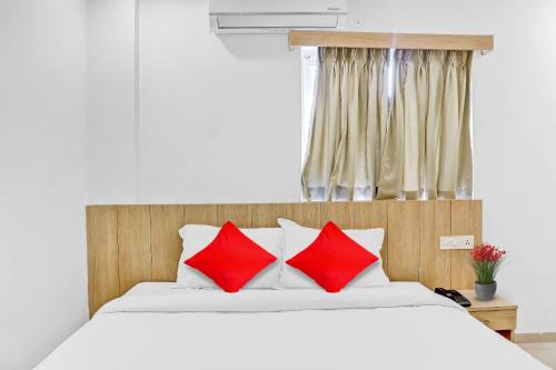 Ein Bett oder Betten in einem Zimmer der Unterkunft OYO Flagship Hotel Bluemoon