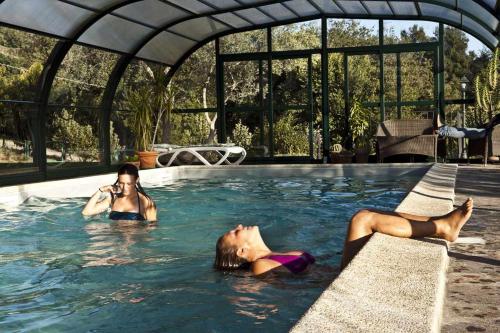 - deux femmes dans une piscine dans l'établissement Agriturismo Fattoria Walden, à Ficulle