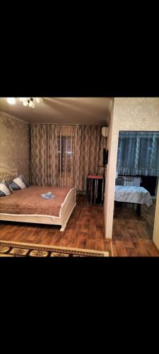 Tempat tidur dalam kamar di 1 комнатная квартира Центр