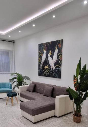 羅馬的住宿－Appartamento Caracas，客厅配有沙发和墙上的绘画