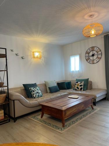 uma sala de estar com um sofá e uma mesa de centro em GRIMAUD Vue piscine em Grimaud