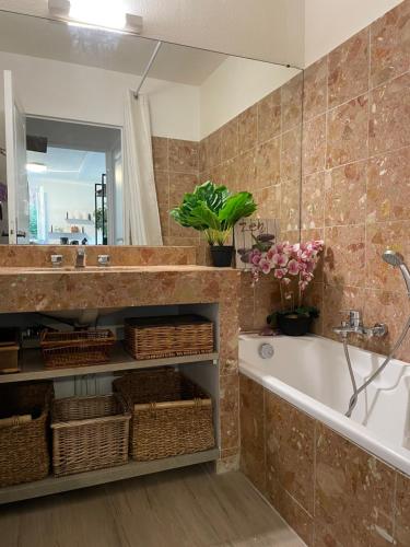 uma casa de banho com uma banheira, um lavatório e um espelho. em GRIMAUD Vue piscine em Grimaud