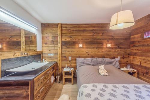 une chambre avec une baignoire, un lit et un lavabo dans l'établissement Villa Princesse - Centre-ville - Renove, à Chamonix-Mont-Blanc