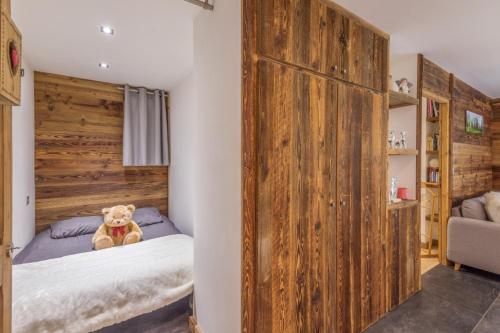 ein Teddybär auf einem Bett in einem Schlafzimmer in der Unterkunft Villa Princesse - Centre-ville - Renove in Chamonix-Mont-Blanc