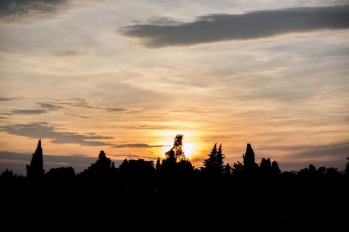 Matahari terbit atau terbenam yang dilihat dari apartmen atau berdekatan