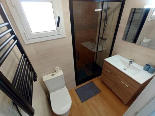 ein Bad mit einem WC, einer Dusche und einem Waschbecken in der Unterkunft Ático cerca Playa y centro a 10 min. in Barcelona