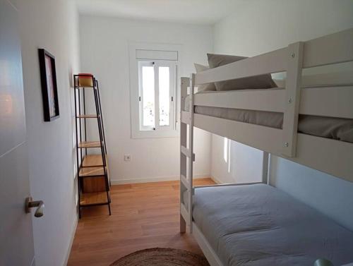 1 dormitorio con 2 literas y escalera en Ático cerca Playa y centro a 10 min. en Barcelona