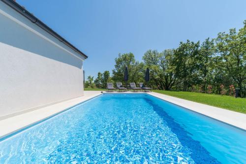 Bazén v ubytování Villa Fiore in Central Istria suitable for families and cyclists nebo v jeho okolí