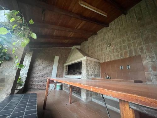 una cocina con horno de piedra en un edificio en Casa Céntrica en Gualeguaychú, Pagos en USD en Gualeguaychú