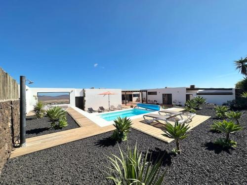 a backyard with a swimming pool and a beach at Villa with views and Villaverde in Villaverde