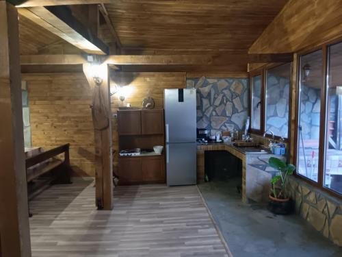una cucina con frigorifero bianco in una camera di Къща Момина сълза a Sapareva Banya