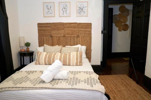 亚特兰大Cozy Atl Getaway - 5 Min From Airport & Downtown的一间卧室配有一张大床和两个枕头