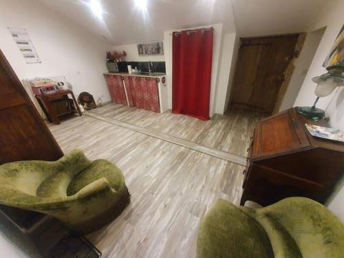 un salon avec un canapé et une cuisine dans l'établissement chambre indépendante, à Marboz