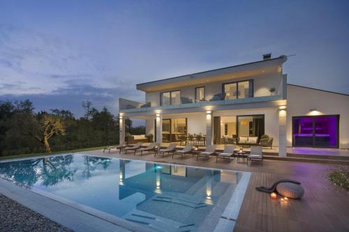 Luxury Villa Gianno near Višnjan with large garden, sauna and whirlpool