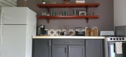 ครัวหรือมุมครัวของ Green Monkey Cottage