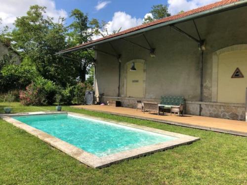 une piscine dans la cour d'une maison dans l'établissement Ancienne Gare rénovée, à Mareuil-sur-Belle