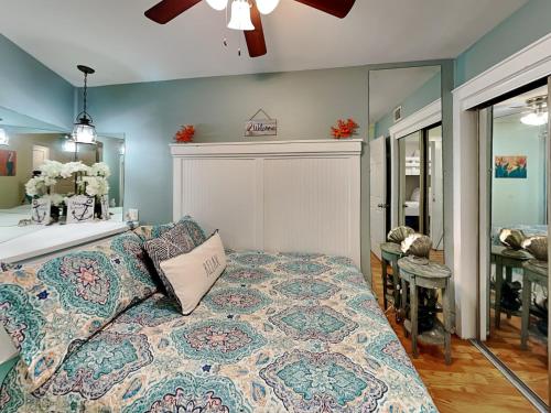 um quarto com uma cama, uma mesa e um espelho em Villa Del Sol 1145 - Mermaids Hideaway em Corpus Christi
