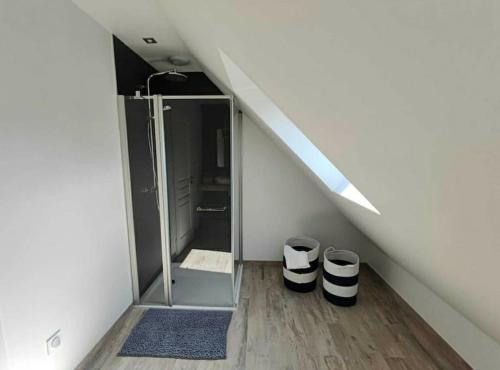 孔卡尔诺La Longère de Marie - Gîtes de Kerblaise的阁楼间设有淋浴和2张凳子