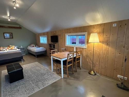 uma sala de estar com uma mesa e um quarto em Apartment for 4 guests em Hvolsvöllur