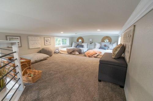 una grande camera con due letti e un divano di Pet friendly Tiny House Rental with new Access to Guadalupe River NBTX a New Braunfels