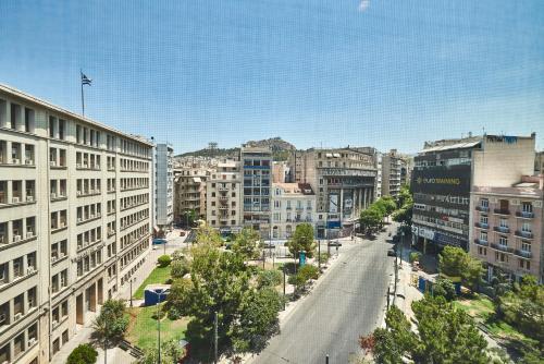 vistas a una ciudad con edificios y una calle en Lycabettus View, en Atenas