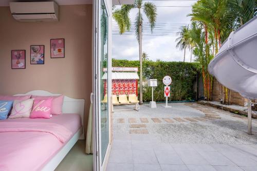 Giường trong phòng chung tại Platinums Poolvilla