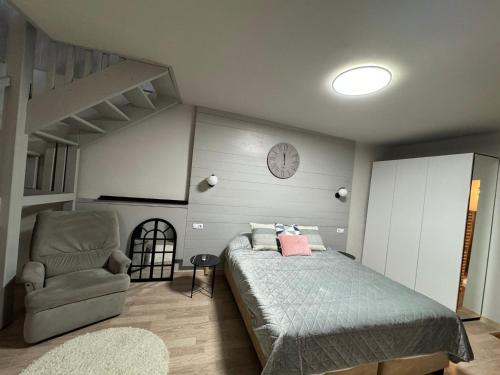 Een bed of bedden in een kamer bij Central Stay Brasov