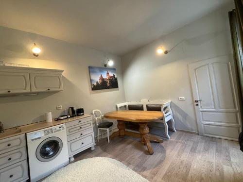 Cuisine ou kitchenette dans l'établissement Central Stay Brasov