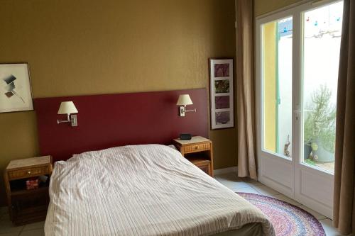 une chambre avec un lit et une fenêtre dans l'établissement La Lucquette - House near the Grands Buffets, à Narbonne