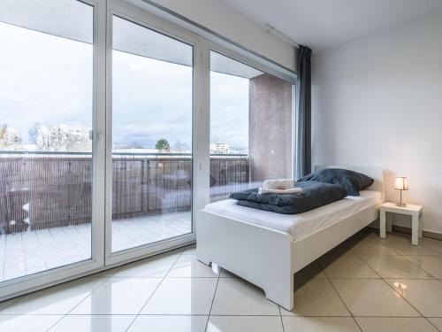 - une chambre avec un lit et une grande fenêtre dans l'établissement Nice Apartment in Raunheim, à Raunheim