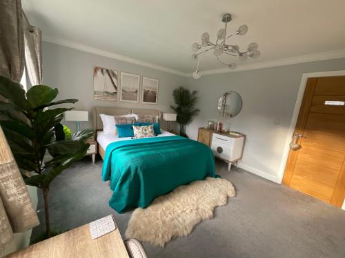 a bedroom with a bed with a green blanket at Jubilee house in London