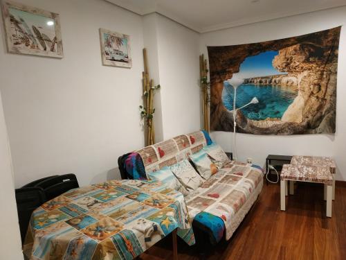サン・セバスティアンにあるVT Beach SS WIFIのベッドルーム1室(ベッド1台付)が備わります。壁には絵画が飾られています。