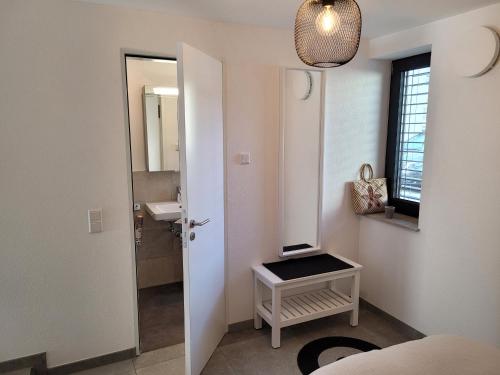 a bathroom with a sink and a toilet and a mirror at Appartement am Stadtmuseum - ruhig und zentral gelegen in Bad Saulgau