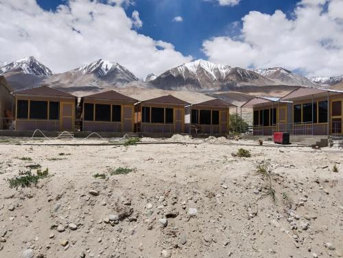 a home under construction with mountains in the background at The hidden heaven cottage pangong merak in Meruk
