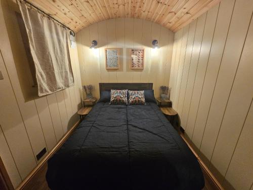 een kleine kamer met een bed in de hoek bij Rectory Roost in Spalding